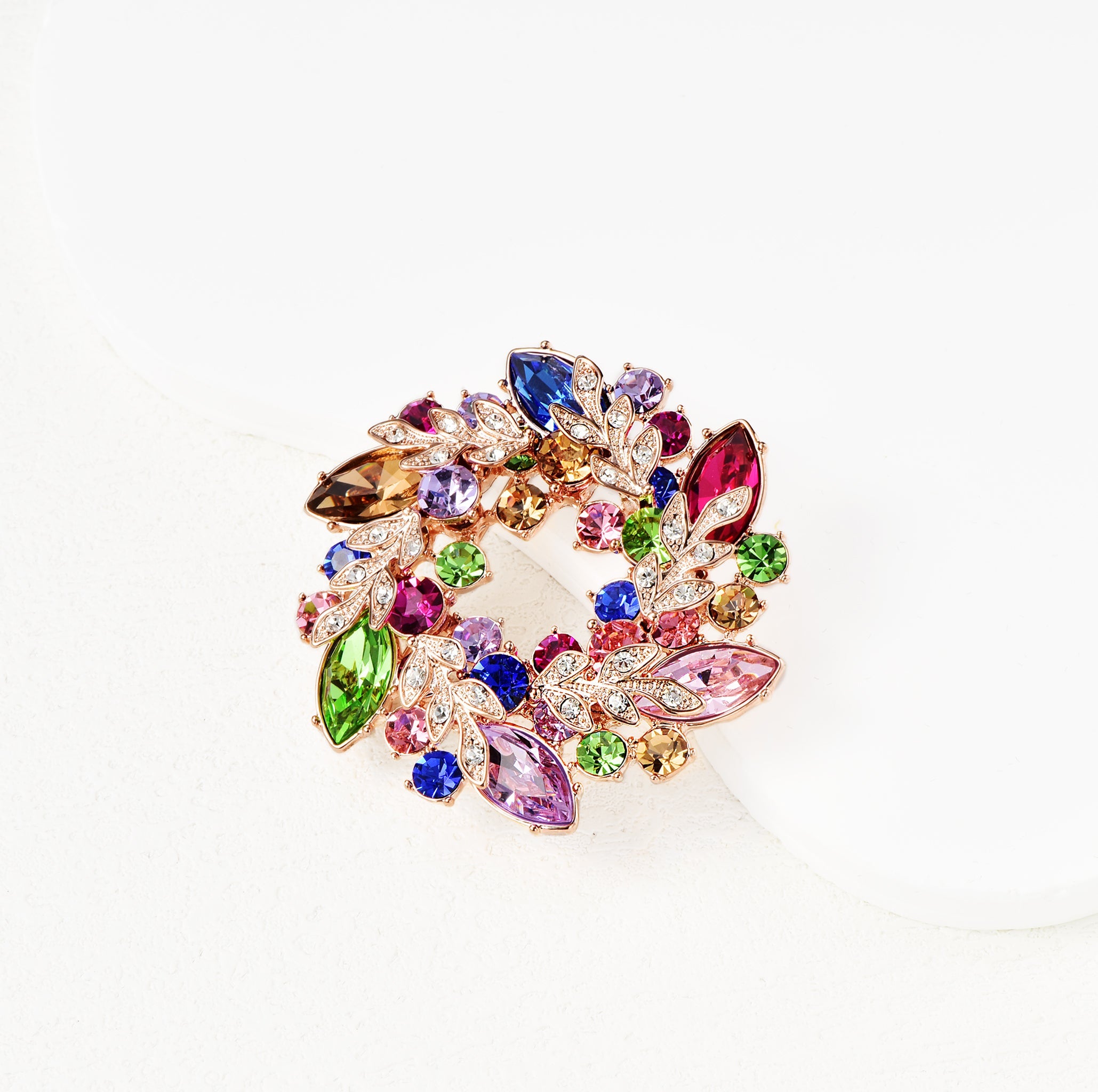 Timeless Elegance: The Comeback of Women’s Brooches in Modern Fashion
