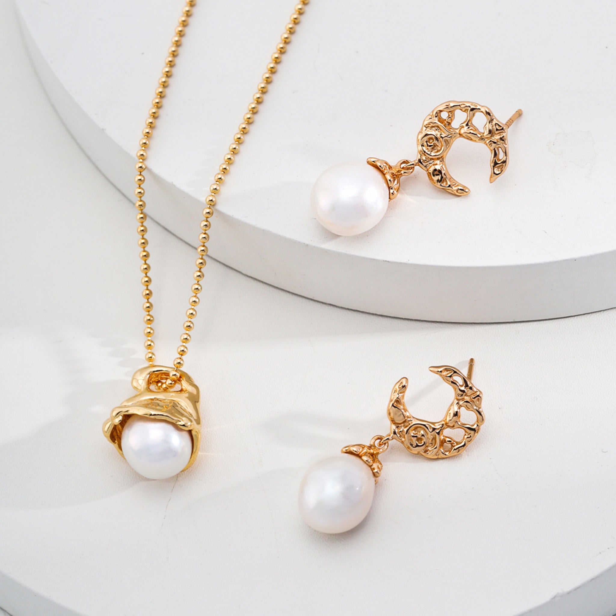 Gold Tone Necklace with Natural Pearl Pendant Perfect for Casual and Evening-4