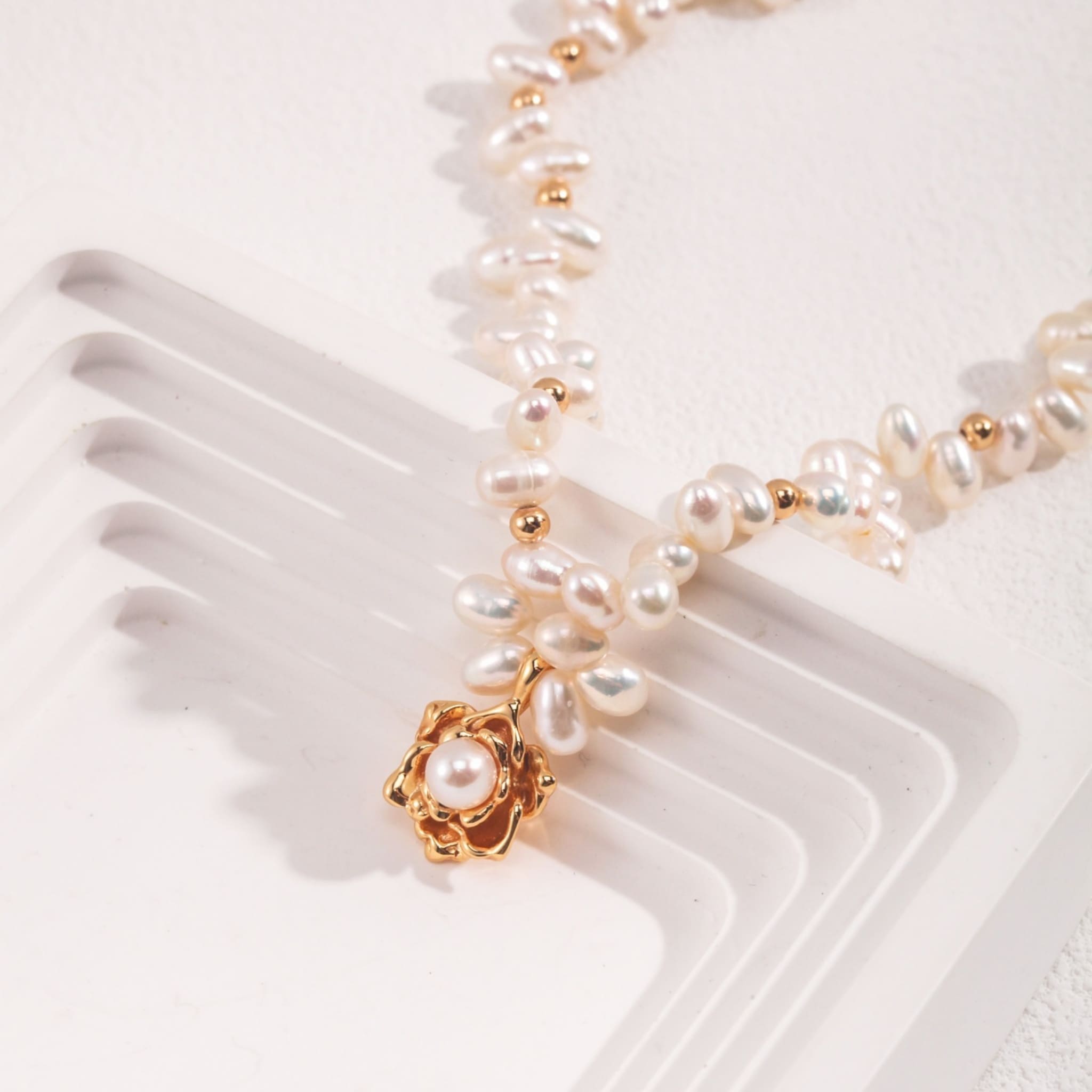 Golden Floral Pearl Pendant Necklace Elegant Minimalist Designer Jewelry-5