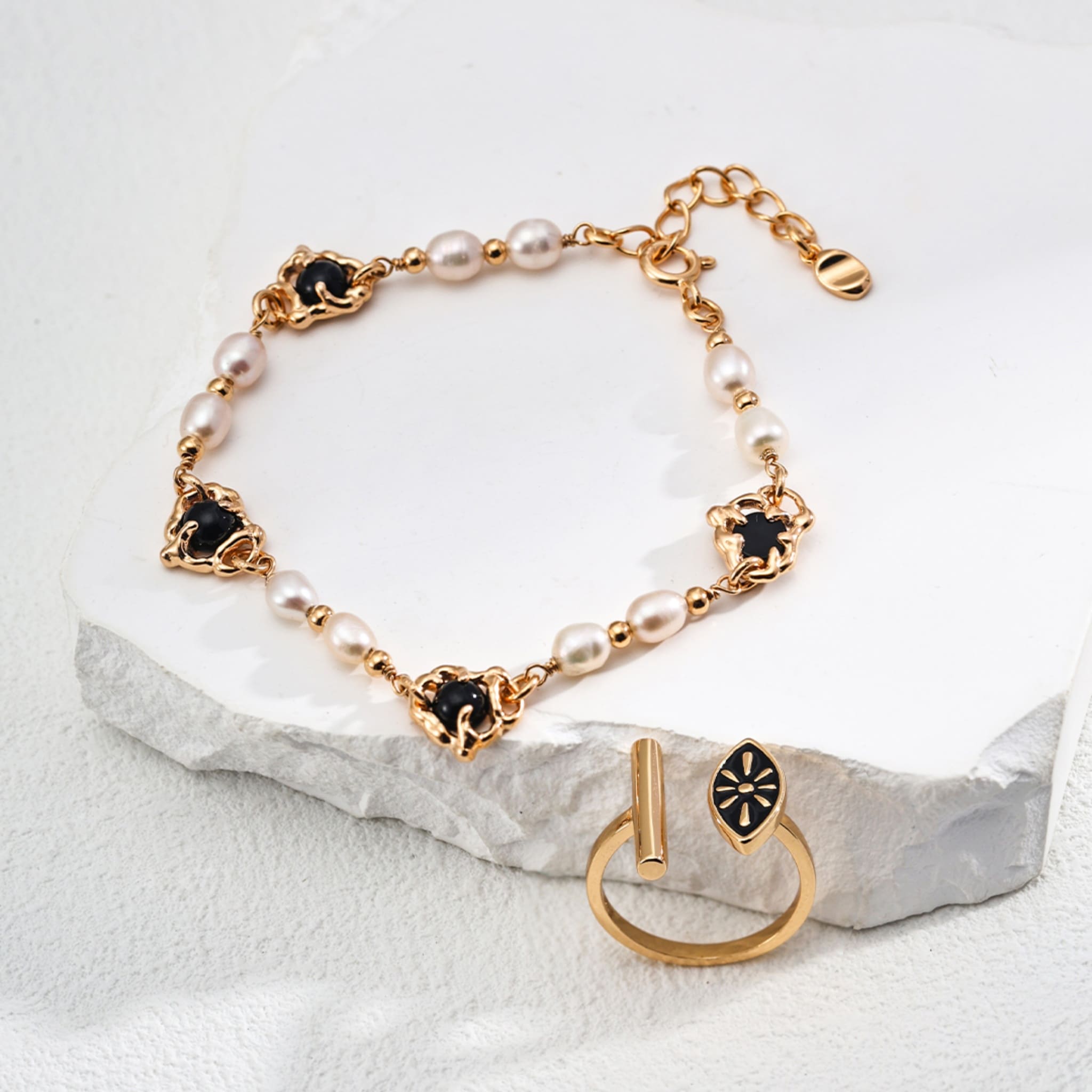 Chic Noir Ring