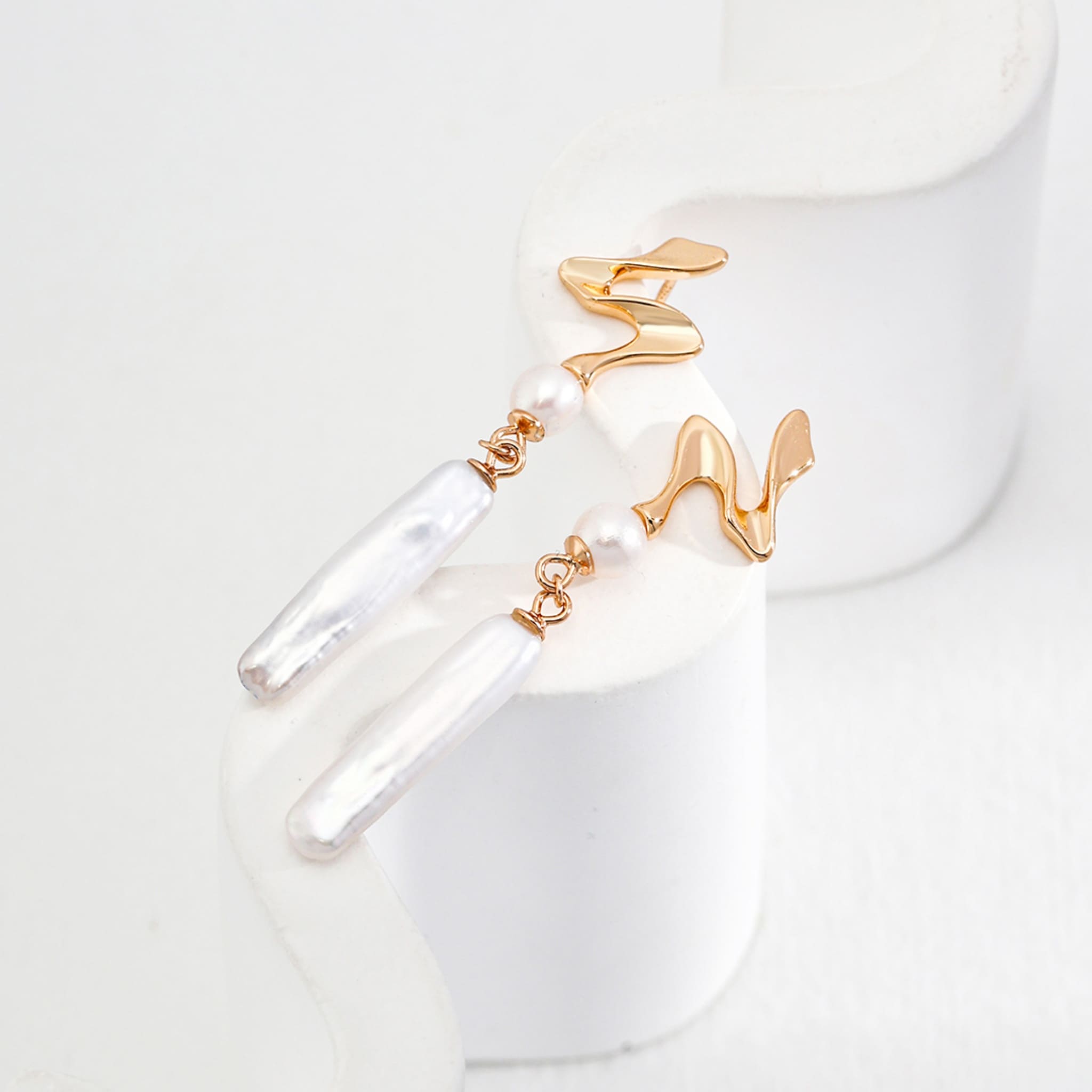 Minimalist Pearl Drop Earrings Vintage Gold Modern Geometry-3