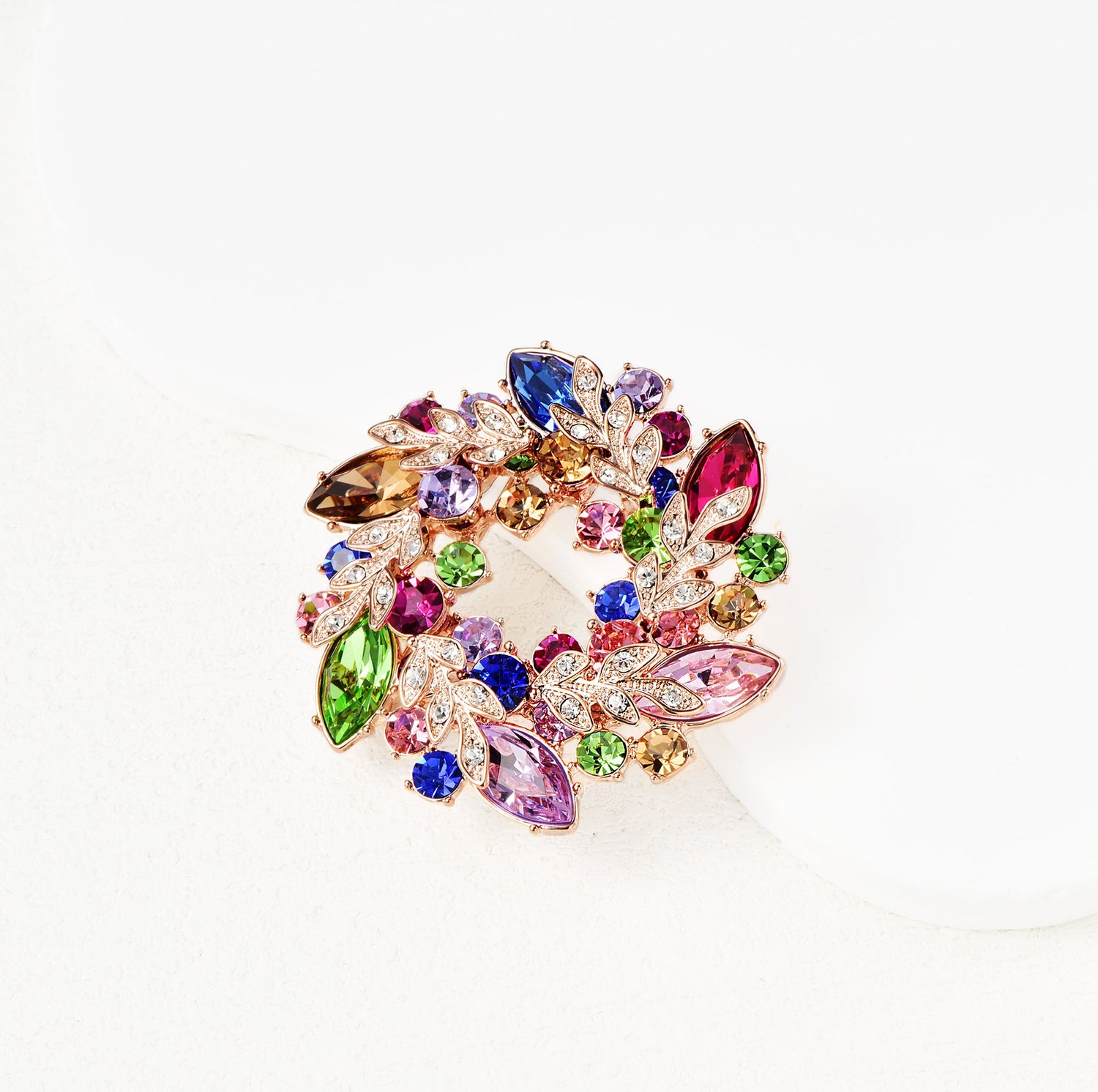 Timeless Elegance: The Comeback of Women’s Brooches in Modern Fashion