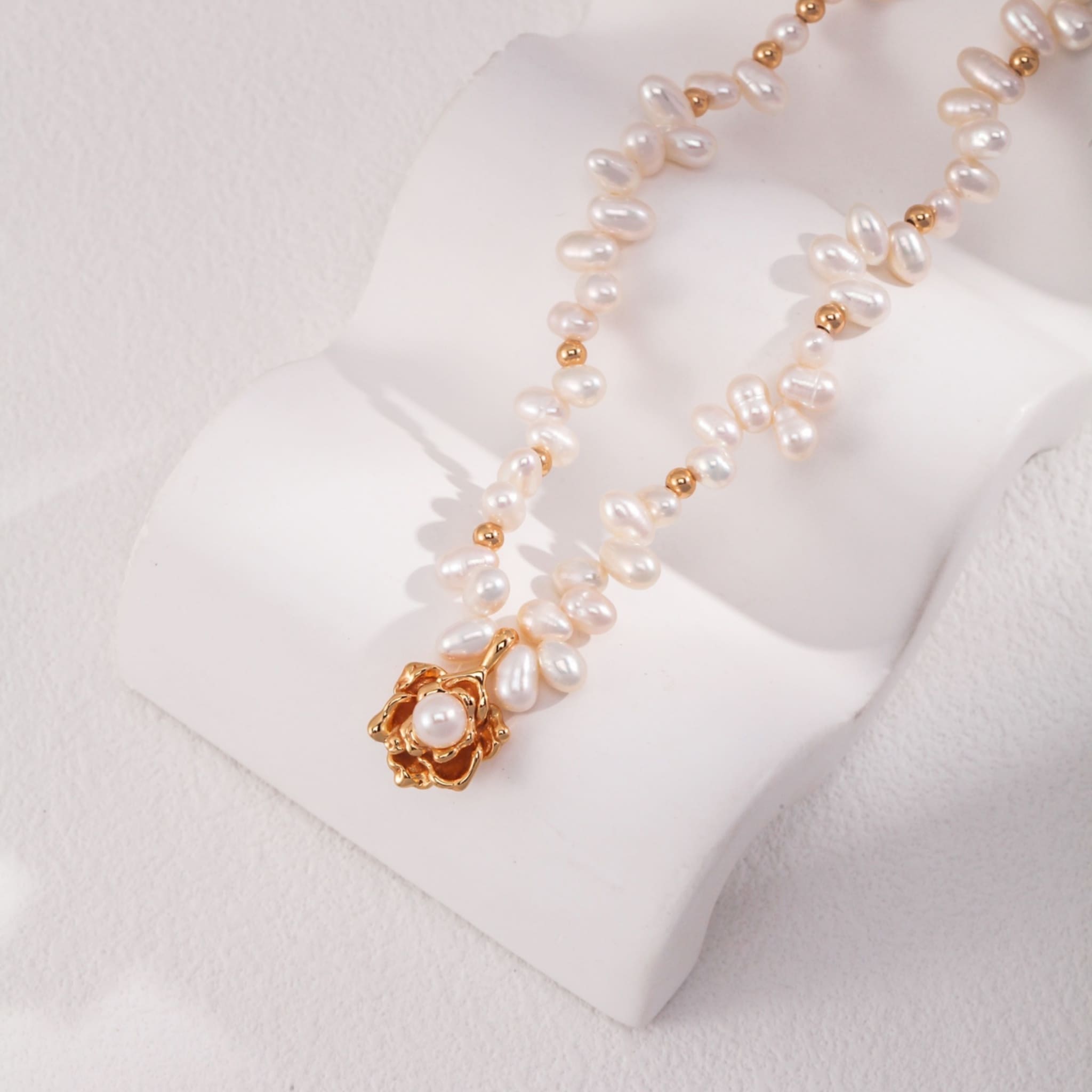 Golden Floral Pearl Pendant Necklace Elegant Minimalist Designer Jewelry-1