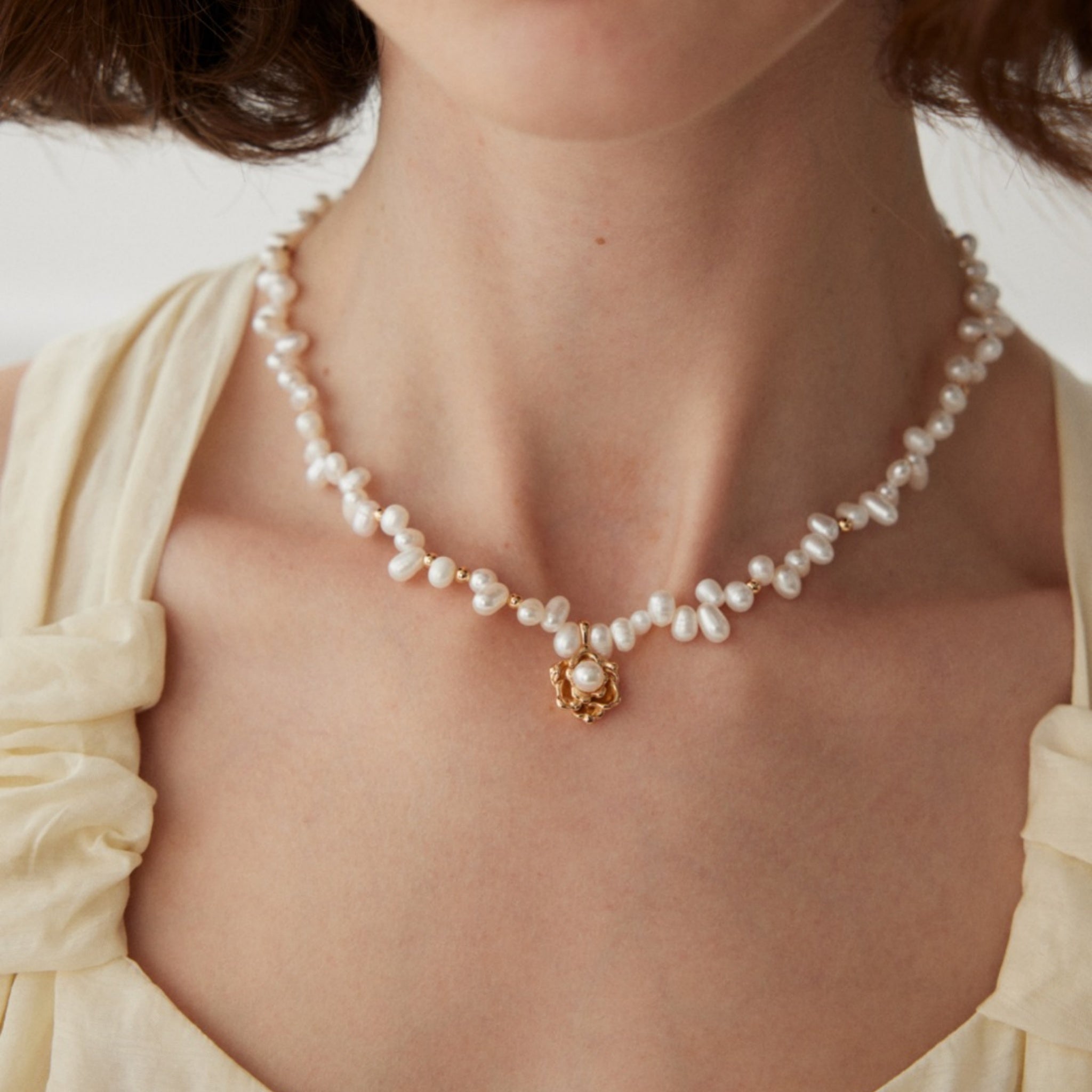Golden Floral Pearl Pendant Necklace Elegant Minimalist Designer Jewelry-2