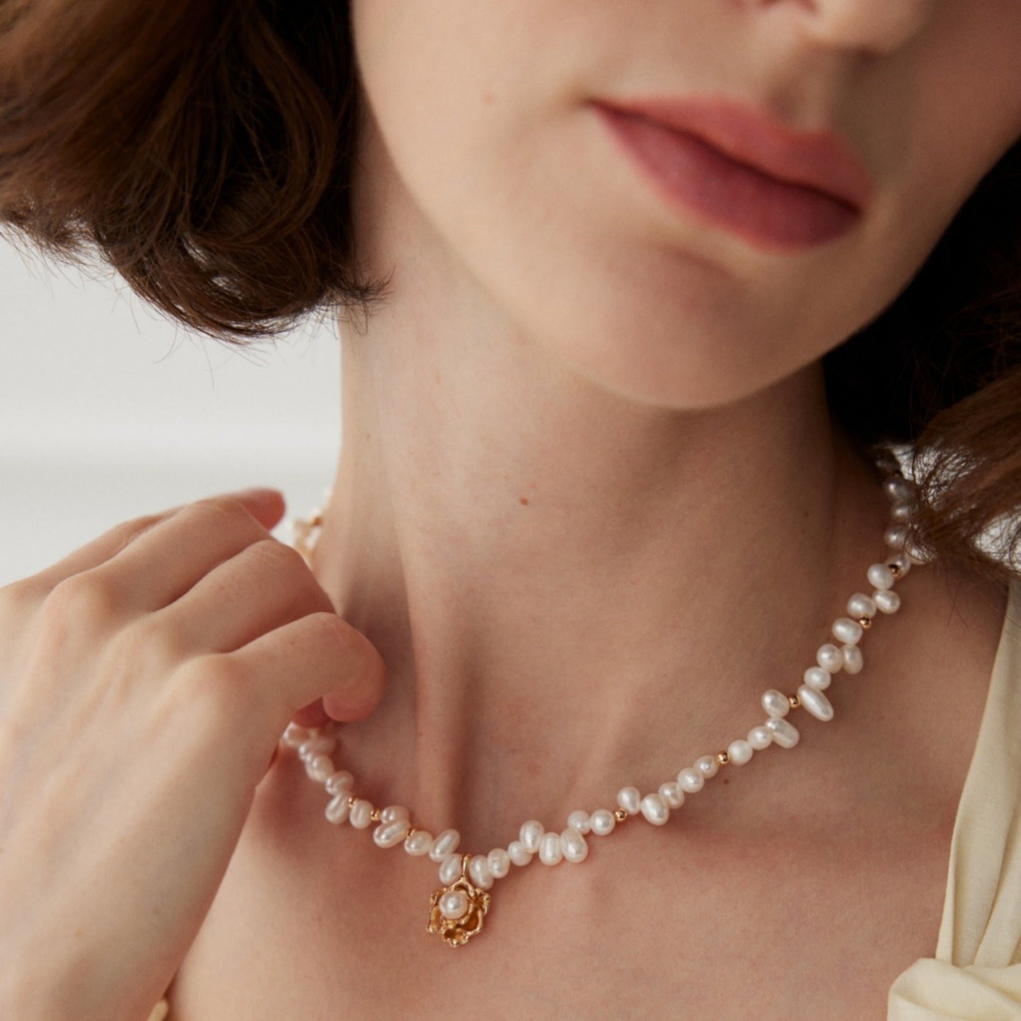 Golden Floral Pearl Pendant Necklace Elegant Minimalist Designer Jewelry-4