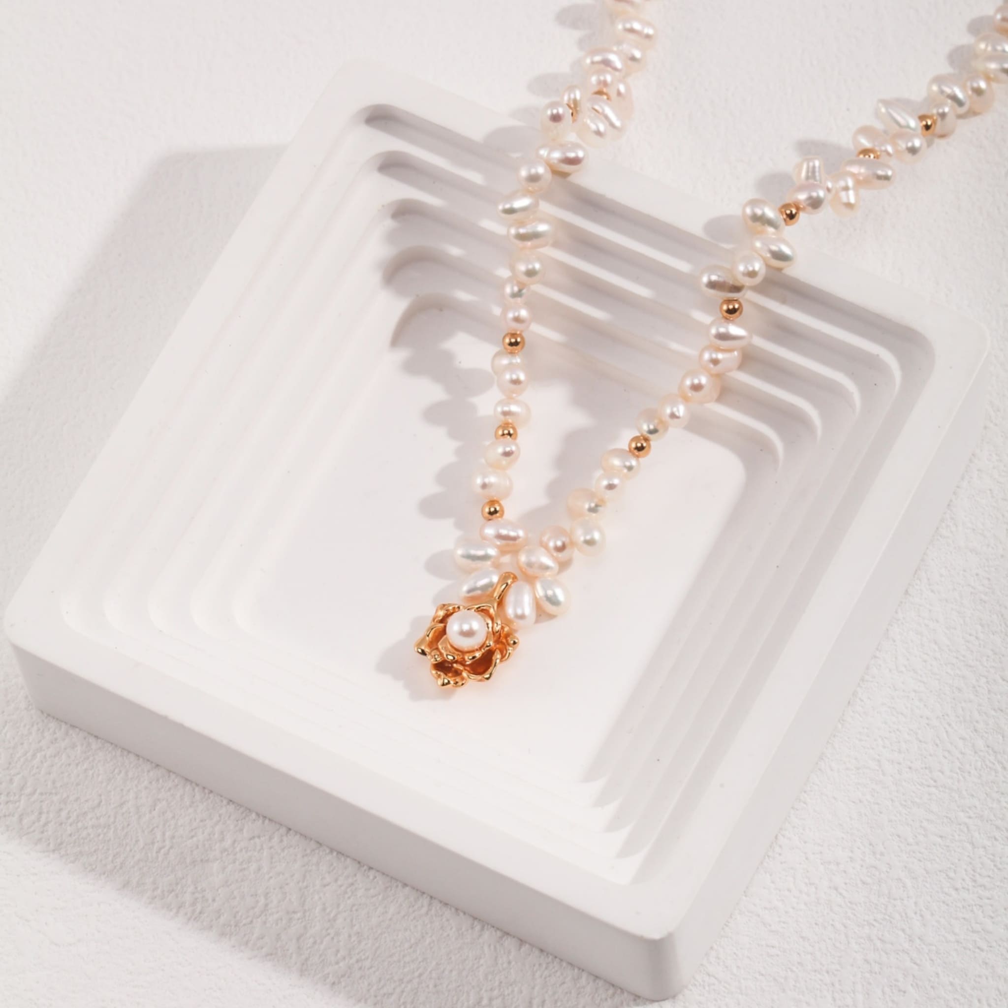 Golden Floral Pearl Pendant Necklace Elegant Minimalist Designer Jewelry-6