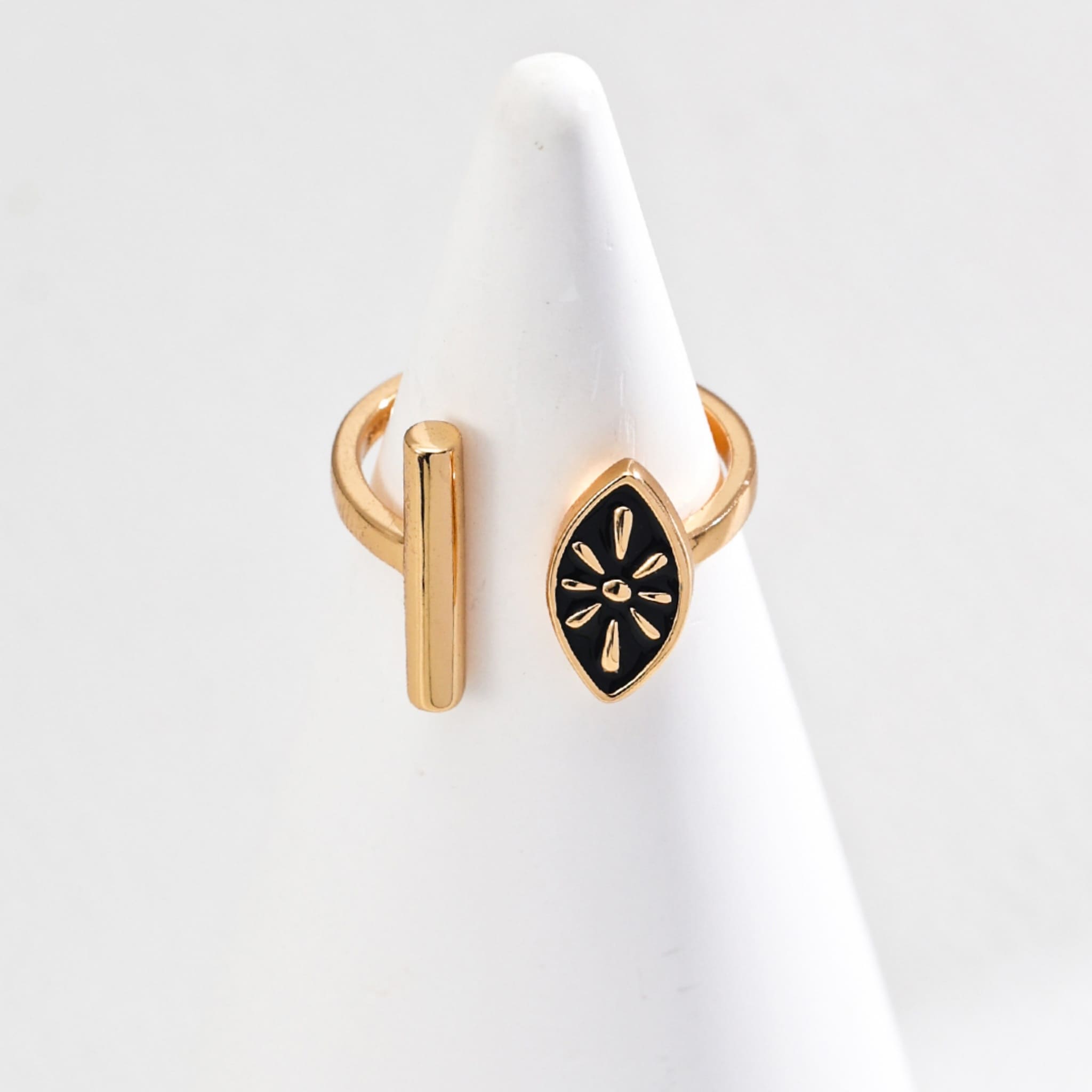 Chic Noir Ring