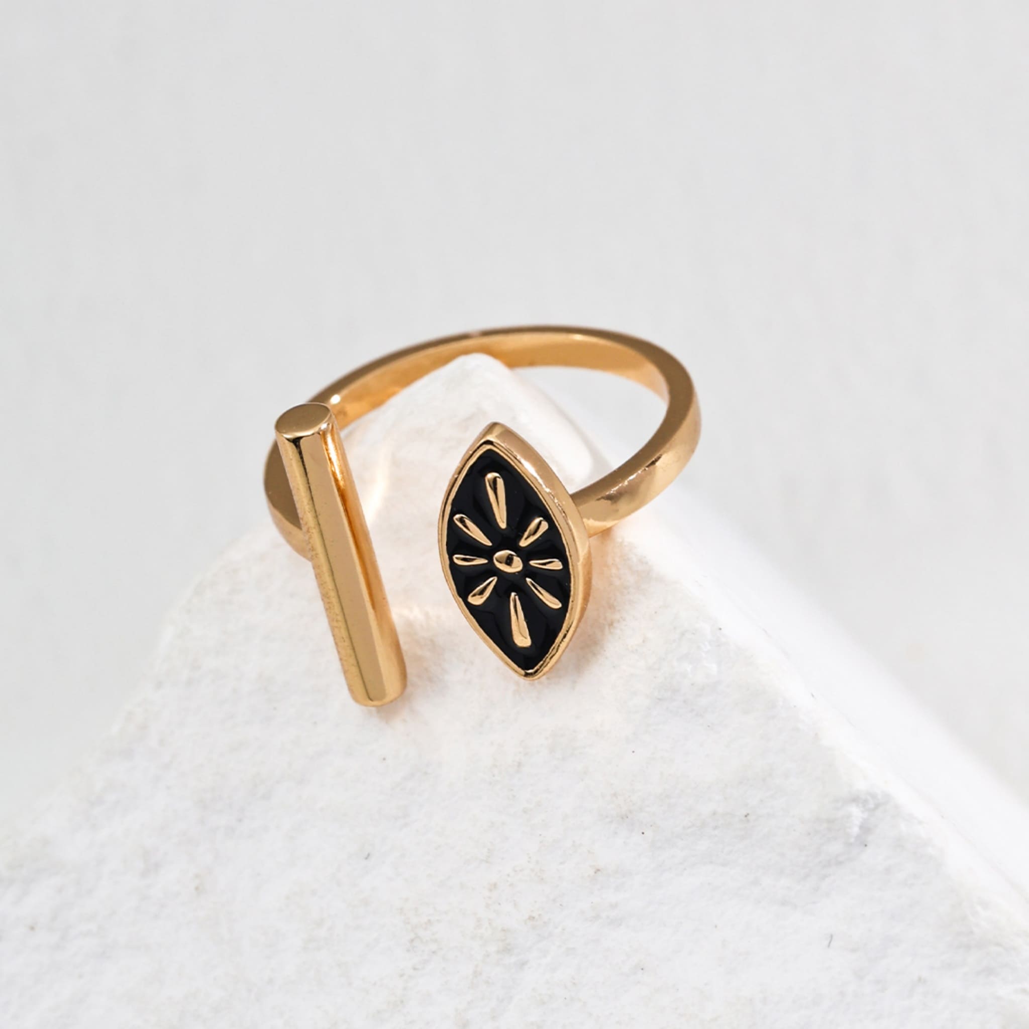 Chic Noir Ring